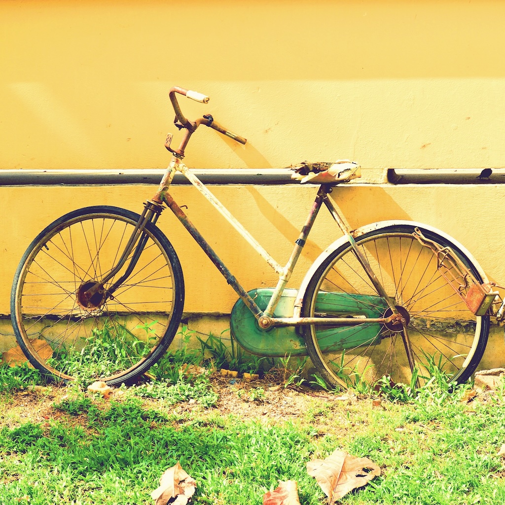 Verlaten fiets bij een ingang